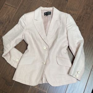 FEMME - Beautifully tailored 100% linen blazer.